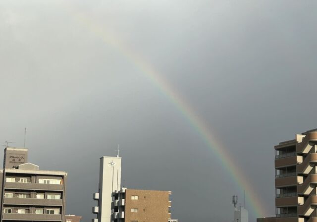 .  広島では明日から一週間ほぼ毎日雨の予報です☂️  東洋医学では脾（胃腸）は湿邪に侵されやすく、
ここに「水」が滞った場合には、胃もたれや食欲
不振、吐き気、下痢などの消化器症状がみられ
ます。消化の力が弱まると、疲れやすくなったり
身体がだるくなったりします🥲  顔に広く分布し、飲食物の消化に関わる胃を通る
「陽明胃経」の不調は老け顔を招くともいわれてい
ます👀というのも、ほうれい線のできる小鼻の横
を通っているのです。ほうれい線ができ始めると
口角も下がって肌のたるみが目立ち始めます👵🏻  この肌のたるみを防ぐには、経絡上にある胃を
いたわりましょう。消化器官である胃腸を助ける
食材を取り入れることが、肌のたるみの予防に
繋がりますよ💝  例えば、鶏肉や山芋🐓消化に負担をかけない
スープやお粥にするのもおすすめです🤲  最近何だかお肌のたるみが気になるなぁという
方は美容鍼をお試しになりませんか。お肌のハリ、
シミ、皺、むくみ、くすみなどに効果が期待
できるとされていますよ💆🏻‍♀️✨✨  鍼灸院　花鳥風月（女性専用）
月火木金　10〜16時（15時最終受付）  #女性鍼灸師
#広島鍼灸
#女性専用鍼灸院
#鍼灸院 花鳥風月
#心身一如
#自律神経鍼灸
#整体鍼灸
#不調に気づく
#全身丸ごとメンテナンス
#春の養生法
#春と肝
#メンタル鍼灸
#睡眠鍼灸
#身体と心はつながっている
#巡る身体づくり
#更年期症状
#女性のための鍼灸
#美容鍼
#広島美容鍼
#薬膳アドバイザー
#薬膳インストラクター
#腸もみマッサージ
#ヘッドマッサージ
#按腹マッサージ
#巡りの良い身体へ
#広島ヨガインストラクター
#元実業団選手
#アラフィフ女性鍼灸